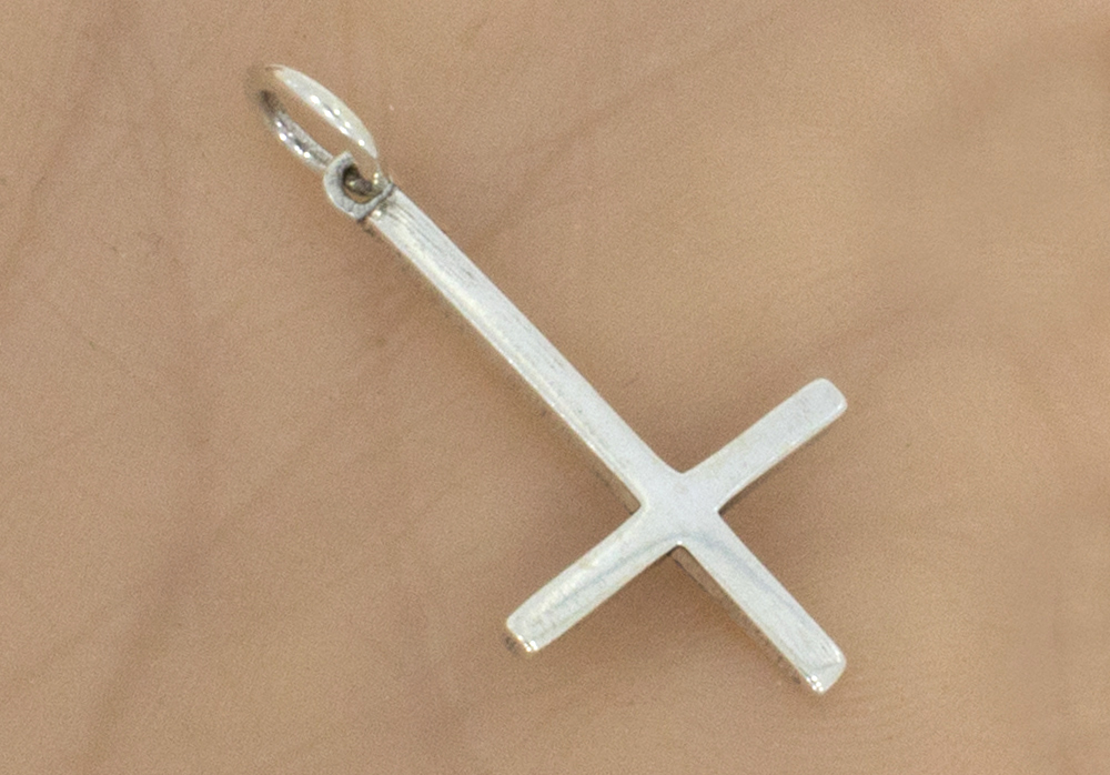 Silberanhänger umgekehrtes Kreuz
